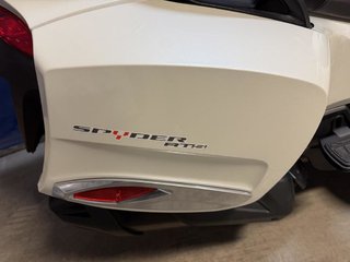 2014 Can-Am SPYDER RT-S SE6 RT in Charlemagne, Quebec - 6 - w320h240px