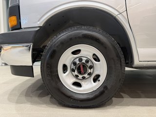 GMC Savana Passenger 3500 LT 155'' 2025 à Victoriaville, Québec - 6 - w320h240px