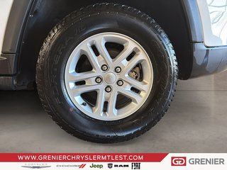 2023 Jeep Grand Cherokee LAREDO + 4X4 + TOIT OUVRANT in Pointe-Aux-Trembles, Quebec - 6 - w320h240px