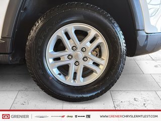 2023 Jeep Grand Cherokee LAREDO + 4X4 + TOIT OUVRANT in Pointe-Aux-Trembles, Quebec - 6 - w320h240px