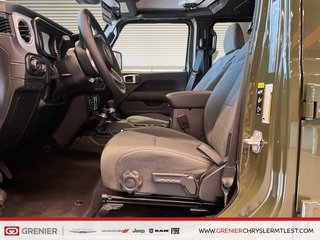 Jeep WRANGLER 4-Door SAHARA 2024 à Pointe-Aux-Trembles, Québec - 4 - w320h240px
