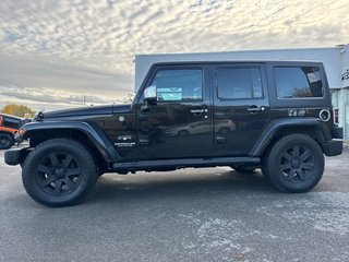 Jeep Wrangler Unlimited Sahara 2017 à Pointe-Aux-Trembles, Québec - 2 - w320h240px