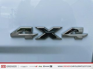 2022 Ram 1500 Classic SLT + 4X4 + CREW CAB + V8 in Pointe-Aux-Trembles, Quebec - 4 - w320h240px