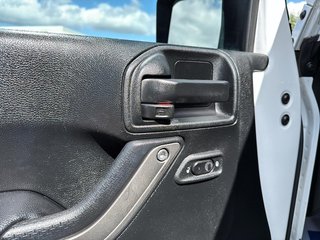 2018 Jeep WRANGLER JK UNLIMITED Sport in Drummondville, Quebec - 10 - w320h240px