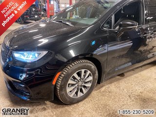 2022 Chrysler Pacifica Hybrid Limited in Granby, Quebec - 2 - w320h240px