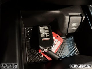 2019 Honda CR-V in Granby, Quebec - 16 - w320h240px