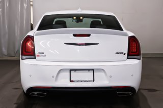 2023 Chrysler 300 300S + AWD + CUIR + TOIT OUVRANT PANO in Terrebonne, Quebec - 6 - w320h240px