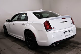 2023 Chrysler 300 300S + AWD + CUIR + TOIT OUVRANT PANO in Terrebonne, Quebec - 5 - w320h240px