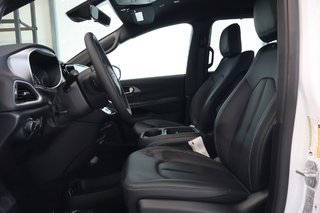 2027 Chrysler Grand Caravan SXT in Terrebonne, Quebec - 5 - w320h240px
