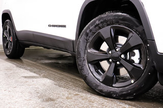 2022 Jeep Cherokee ALTITUDE + 4X4 + V6 + TOIT OUVRANT PANO + CUIR in Terrebonne, Quebec - 5 - w320h240px