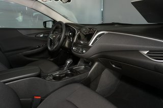 Chevrolet Malibu  2023 à Montréal, Québec - 14 - w320h240px