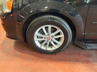 2017 Dodge Grand Caravan in Montreal, Quebec - 3 - w320h240px