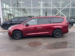 2022 Chrysler Pacifica Hybrid in Brossard, Quebec - 5 - w320h240px