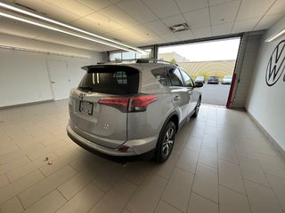 2018 Toyota RAV4 LE in Boucherville, Quebec - 2 - w320h240px