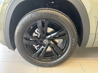 2025 Volkswagen Atlas Cross Sport Comfortline R-Line Black Edition in Boucherville, Quebec - 4 - w320h240px