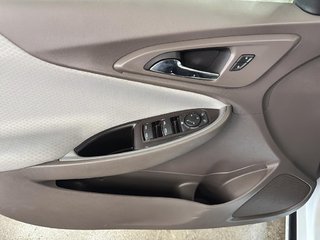 2017 Chevrolet MALIBU in Saint-Hyacinthe, Quebec - 8 - w320h240px