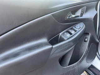 2017 Chevrolet Volt in Saint-Hyacinthe, Quebec - 8 - w320h240px