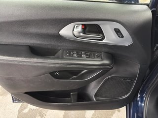 2020 Chrysler Pacifica in Saint-Hyacinthe, Quebec - 12 - w320h240px