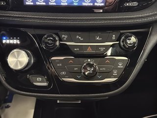 2020 Chrysler Pacifica in Saint-Hyacinthe, Quebec - 17 - w320h240px