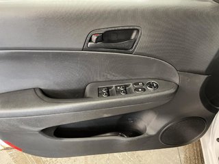 2012 Hyundai Elantra in Saint-Hyacinthe, Quebec - 7 - w320h240px