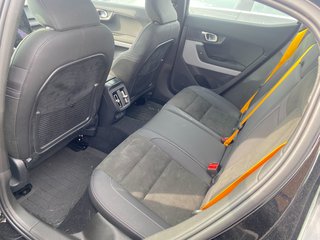 Polestar 2 Performance Plus 2024 à Laval, Québec - 2 - w320h240px