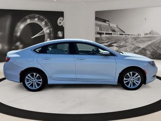 2015 Chrysler 200 in Quebec, Quebec - 4 - w320h240px