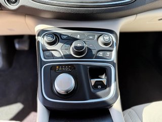 2015 Chrysler 200 in Quebec, Quebec - 14 - w320h240px