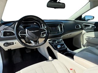 2015 Chrysler 200 in Quebec, Quebec - 9 - w320h240px