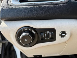 2015 Chrysler 200 in Quebec, Quebec - 10 - w320h240px