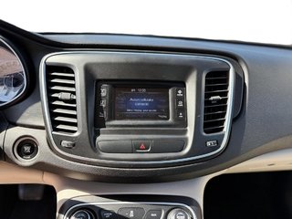 2015 Chrysler 200 in Quebec, Quebec - 13 - w320h240px