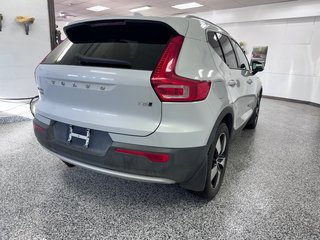 Volvo XC40 MOMENTUM 2.0L Direct-Injected Turbocharged All Wheel Drive 2020