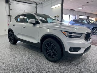 Volvo XC40 MOMENTUM 2.0L Direct-Injected Turbocharged All Wheel Drive 2020