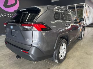 2020 Toyota RAV4 Hybrid LE in Saint-Jean-Sur-Richelieu, Quebec - 6 - w320h240px