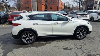 2017  QX30 in Longueuil, Quebec - 6 - w320h240px