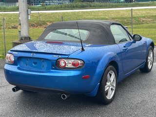 2006 Mazda MX-5 MIATA CONVERTIBLE SEULEMENT 095428 KM COMME NEUVE in St-Jean-Sur-Richelieu, Quebec - 6 - w320h240px