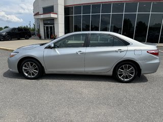 2017  Camry SE FWD 4CYL ONE OWNER LOW KM MAGS BT B-CAM in Hawkesbury, Ontario - 2 - w320h240px