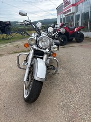 Suzuki VL800  2003 à La Malbaie, Québec - 2 - w320h240px