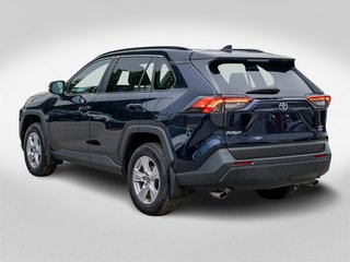 Toyota RAV4 XLE AWD **SIÈGES AVANT CHAUFFANTS + TOIT OUVRANT 2021 à Saint-Jérôme, Québec - 4 - w320h240px