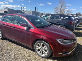 2016 Chrysler 200 Limited in Montréal, Quebec - 2 - w320h240px