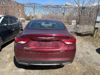 2016 Chrysler 200 Limited in Montréal, Quebec - 3 - w320h240px