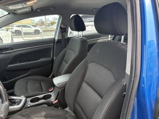 Hyundai Elantra GL  MAGS I  CARPLAY I SIEGES ET VOLANT CHAUFFANTS I CAMERA I SECURITE ACTIVE 2017 à Montréal, Québec - 6 - w320h240px