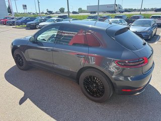 2017 Porsche Macan BASE/AWD in Lachenaie, Quebec - 3 - w320h240px