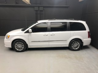 2016 Chrysler Town & Country Touring w-Leather > Selling AS IS, AS TRADED