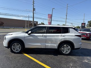 2024 Mitsubishi Outlander SE   S-AWC   7 PASS   PANO   CARPLAY   BLIND SPOT in Oakville, Ontario - 5 - w320h240px