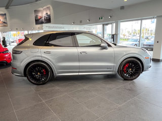 2022  Cayenne GTS Premium Package in Laval, Quebec - 2 - w320h240px
