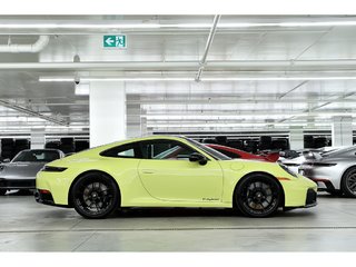Porsche 911 Carrera 4 GTS Coupe 2025 à Laval, Québec - 2 - w320h240px
