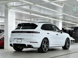 2024 Porsche Cayenne Air Suspension / Premium Package Plus / Hitch in Laval, Quebec - 3 - w320h240px
