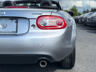2010 Mazda MX-5 GS in Sainte-Julie, Quebec - 5 - w320h240px