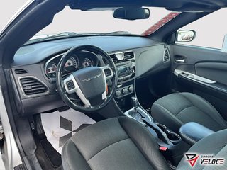2011 Chrysler 200 *TOURING CONVERTIBLE* in Riviere-du-Loup, Quebec - 6 - w320h240px