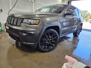2021  Grand Cherokee ALTITUDE,4X4,V6 in Riviere-Du-Loup, Quebec - 2 - w320h240px